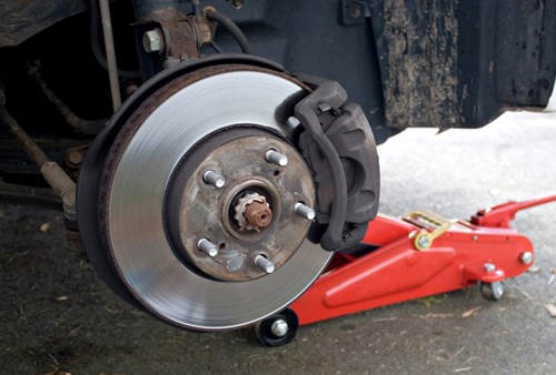 Hệ thống phanh đĩa trên ôtô, má phanh có thể bị kép chắc vào đĩa và không nhả. Hệ thống phanh đĩa trên ôtô, má phanh có thể bị kép chắc vào đĩa và không nhả.