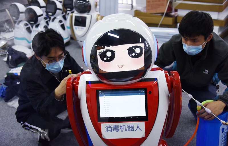 Theo nhà phát triển người máy, loại robot này có thể kiểm tra thân nhiệt của 10 người một lúc. Hình ảnh có độ phân giải cao của những người có nhiệt độ cao bất thường có thể được chụp lại ngay lập tức và gửi cho nhà chức trách. Đáng chú ý, robot này còn có thể theo dõi đồng thời 32 mục tiêu trong khi làm nhiệm vụ.  Được tích hợp các công nghệ bao gồm 5G, điện toán đám mây và tầm nhìn thông minh, robot hiện đại này được Viện nghiên cứu sáng tạo Tô Châu thuộc Đại học Nam Kinh cùng Công ty truyền thông Tô Châu Trung Quốc và Smart Origin Robotics phối hợp phát triển.  Một chuyên gia của viện nghiên cứu trên cho biết: