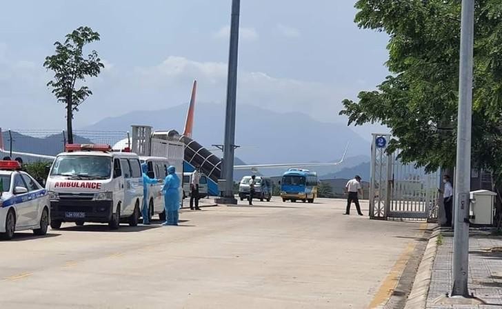 20 người khách Hàn Quốc trên đường đi đến nơi cách ly. 20 người khách Hàn Quốc trên đường đi đến nơi cách ly.