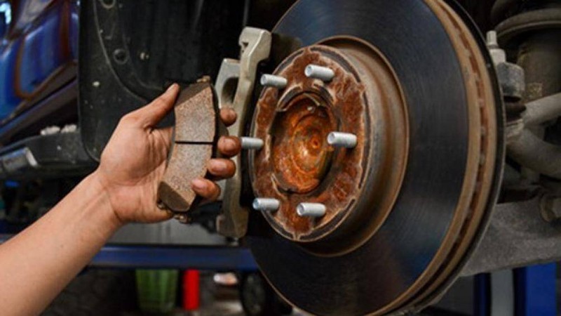 Các chi tiết bộ phận trên xe bạn sẽ bị ăn mòn và trở nên nhanh hỏng hơn nếu dầu phanh dùng lâu ngày mà không được thay mới Các chi tiết bộ phận trên xe bạn sẽ bị ăn mòn và trở nên nhanh hỏng hơn nếu dầu phanh dùng lâu ngày mà không được thay mới