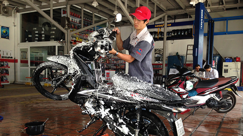 Có nên rửa xe máy khi động cơ đang còn nóng?