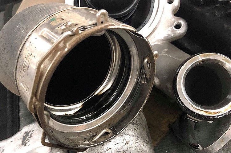 Cổ hút két làm mát khí nạp trên một xe Ranger có dầu đọng. Ảnh: Văn An Cổ hút két làm mát khí nạp trên một xe Ranger có dầu đọng. Ảnh: Văn An