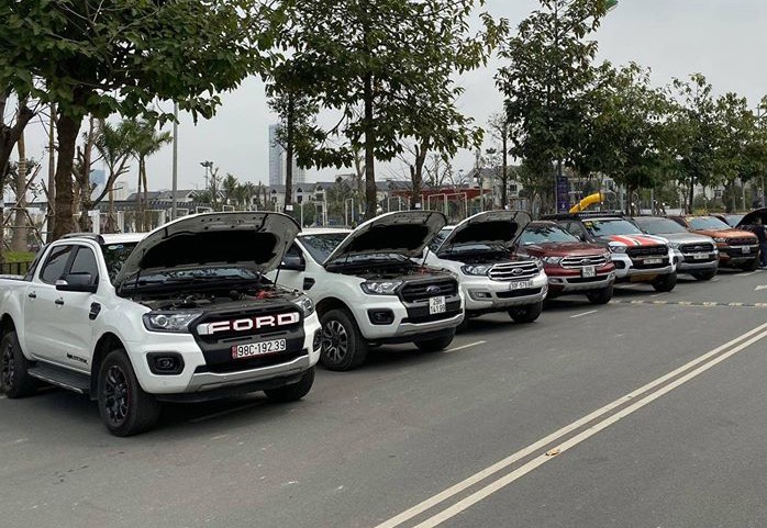 Một nhóm chủ xe Ford gặp mặt tại Hà Nội hôm 1/3. Ảnh: Quốc Việt Những chủ xe Ford gặp hiện tượng rò rỉ dầu ở động cơ tăng áp 2.0 đã tập hợp danh sách khoảng hơn 450 trường hợp và gửi kiến nghị lên Ford. Hãng xác nhận đã nhận các phản ánh từ người dùng và cho biết đang phối hợp với khách hàng để giải quyết. Đại diện Ford Việt Nam chưa đưa ra nguyên nhân cụ thể nhưng cho biết: