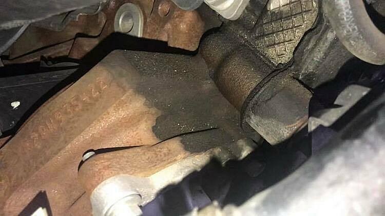 Vết dầu loang trên mặt bưởng đầu máy xe Ford tại Việt Nam. Ảnh: Thanh Tùng Vết dầu loang trên mặt bưởng đầu máy xe Ford tại Việt Nam. Ảnh: Thanh Tùng