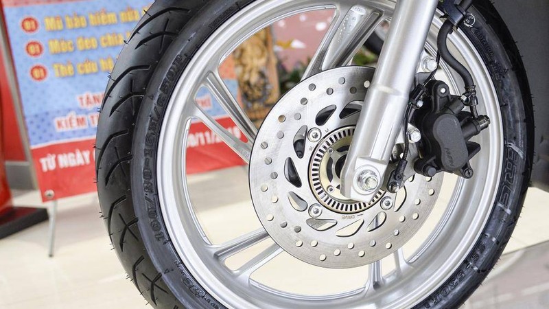 Với công nghệ ABS, xe sẽ không bị mất lực bám ngang, hạn chế hiện tượng khóa chặt bánh xe trước khi phanh đột ngột