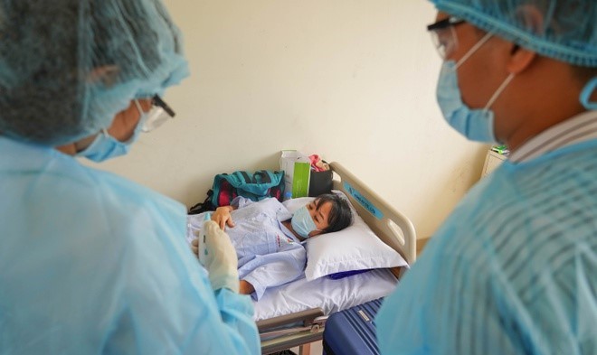 Người cách ly được đo thân nhiệt tại khu cách ly. Ảnh: Chí Hùng. Người cách ly được đo thân nhiệt tại khu cách ly. Ảnh: Chí Hùng.