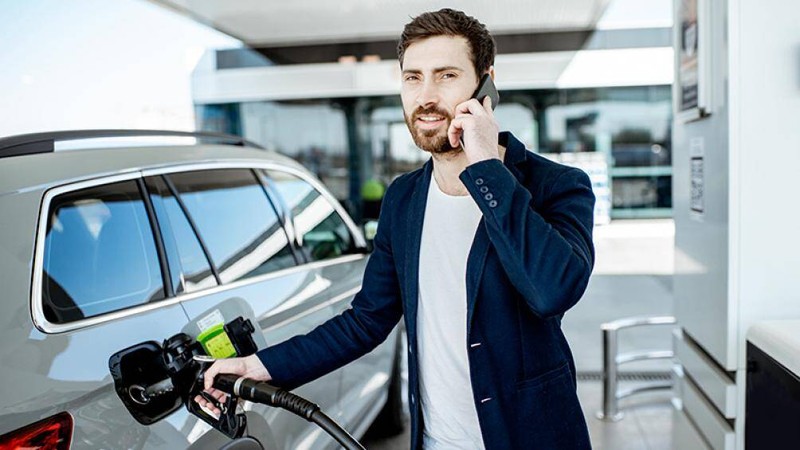 Nghe điện thoại khi đổ xăng, dầu sẽ dẫn đến những hậu quả tai hại Nghe điện thoại khi đổ xăng, dầu sẽ dẫn đến những hậu quả tai hại