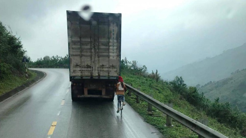 Khi đi gần xe đầu kéo thì phải để cho tài xế xe đầu kéo nhìn thấy xe của mình Khi đi gần xe đầu kéo thì phải để cho tài xế xe đầu kéo nhìn thấy xe của mình