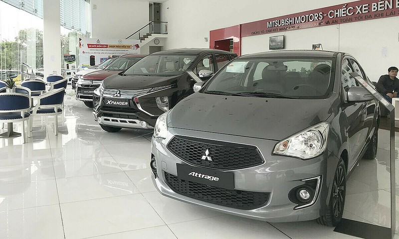 Xe hơi trưng bày ở một đại lý Mitsubishi thuộc quận Bình Tân. Xe hơi trưng bày ở một đại lý Mitsubishi thuộc quận Bình Tân.