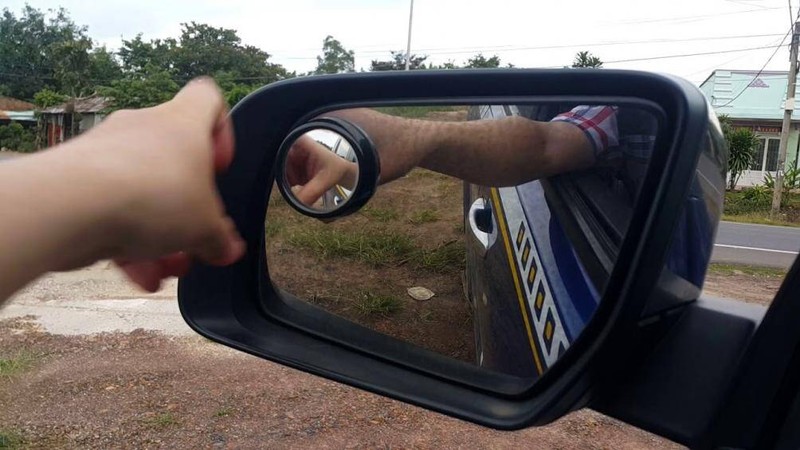 Gương chiếu hậu phải đủ số lượng, đúng chủng loại, được định vị chắc chắn Gương chiếu hậu phải đủ số lượng, đúng chủng loại, được định vị chắc chắn