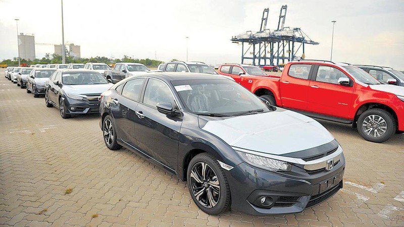 Khoảng 23.000 xe ô tô được nhập về Việt Nam trong 3 tháng qua, giảm gần một nửa so với cùng kỳ năm ngoái