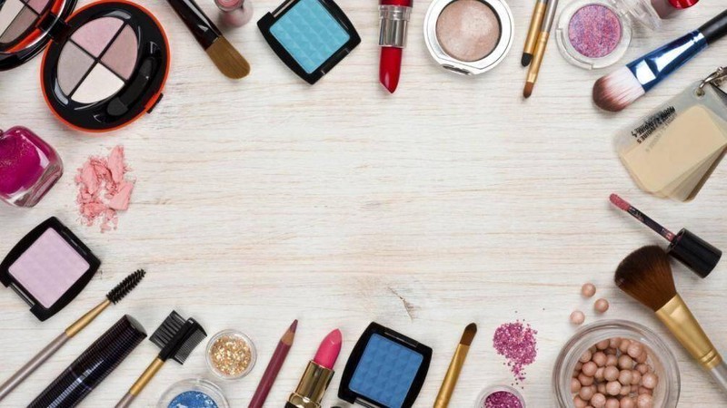 Son phấn kem chống nắng là những món đồ cá nhân mà phụ nữ luôn mang theo, việc bỏ vào cốp xe sẽ dễ làm những vật dụng này bị hư hỏng biến đổi chất do gặp nhiệt độ quá cao