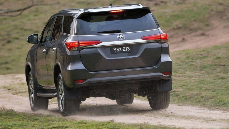 Toyota Fortuner ngày nay đã được trang bị cân bằng điện tử nên rủi ro bị lật xe đã giảm đáng kể Toyota Fortuner ngày nay đã được trang bị cân bằng điện tử nên rủi ro bị lật xe đã giảm đáng kể