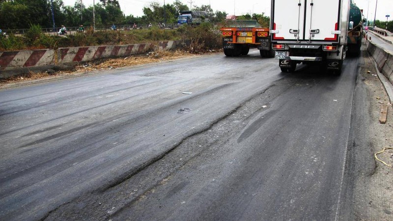 Nếu chạy ở tốc độ cao qua những đoạn đường như thế này sẽ rất dễ bị mất lái Nếu chạy ở tốc độ cao qua những đoạn đường như thế này sẽ rất dễ bị mất lái