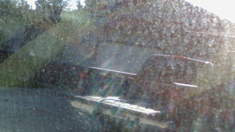 Hiện tượng ố mốc kính xe là nguyên nhân cản trở tầm nhìn của lái xe khi lưu thông trên đường Hiện tượng ố mốc kính xe là nguyên nhân cản trở tầm nhìn của lái xe khi lưu thông trên đường