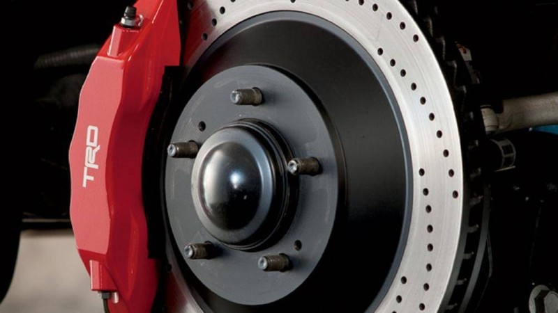 Nhiều vấn đề về phanh có thể gây ra rung tay lái