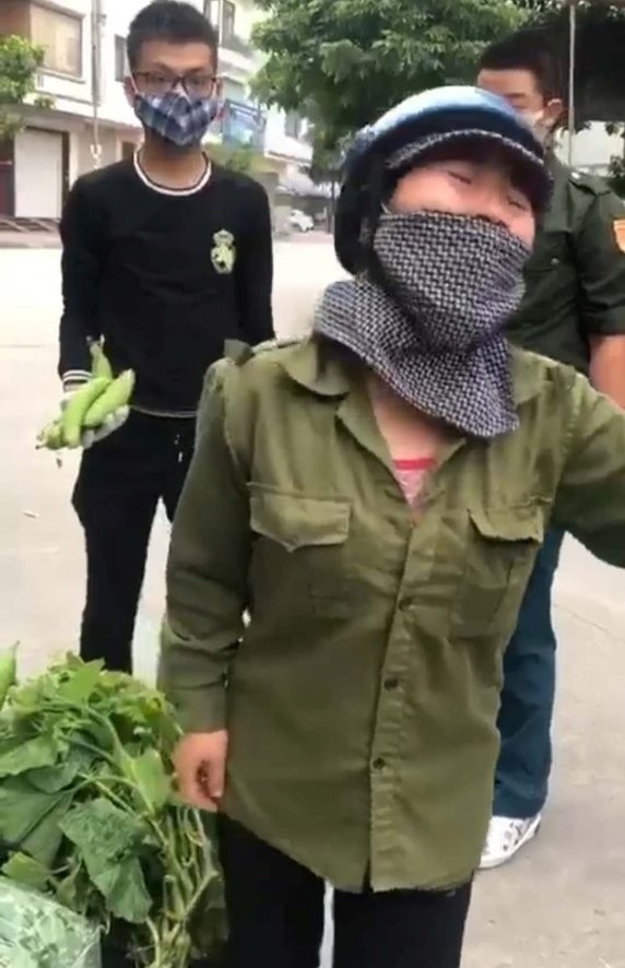 Người phụ nữ bán rau liên tục gào khóc khi bị lực lượng chức năng tịch thu. Ảnh chụp màn hình Người phụ nữ bán rau liên tục gào khóc khi bị lực lượng chức năng tịch thu. Ảnh chụp màn hình