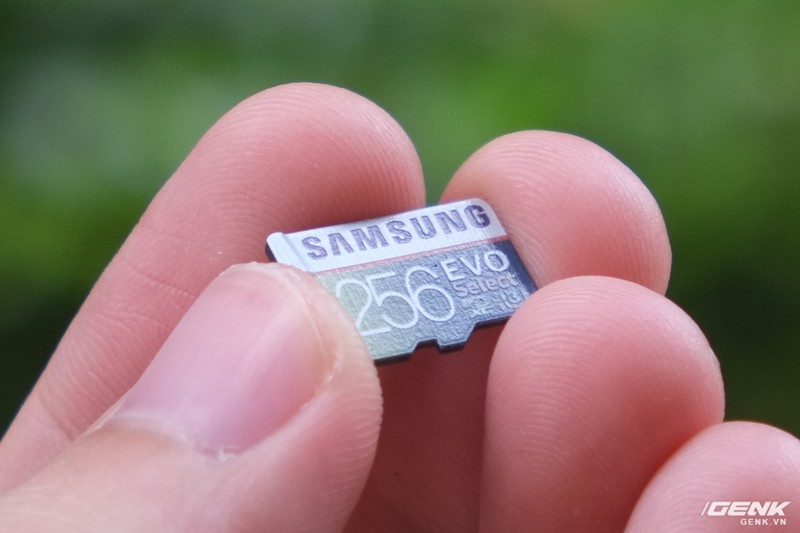 Lớp sơn sần sùi được phủ lên bề mặt thẻ nhớ. Lớp sơn sần sùi được phủ lên bề mặt thẻ nhớ.