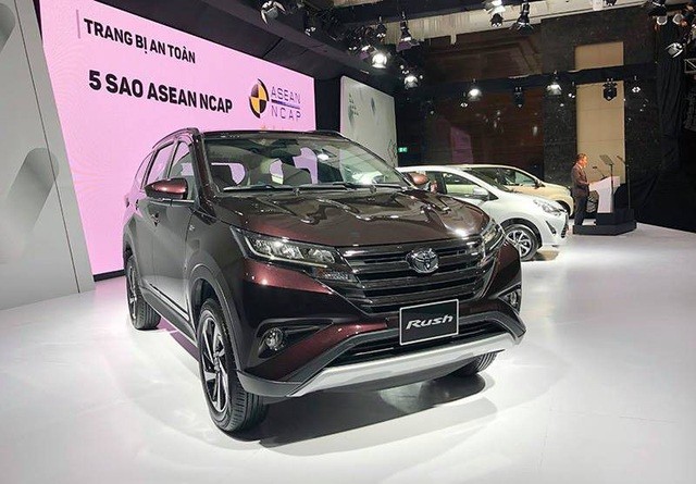 Các đại lý của các hãng xe lớn phải tự tìm cách "cứu mình" trong bối cảnh Toyota luân phiên khuyến mại một số dòng xe, Hyundai giữ nguyên giá bán... Các đại lý của các hãng xe lớn phải tự tìm cách
