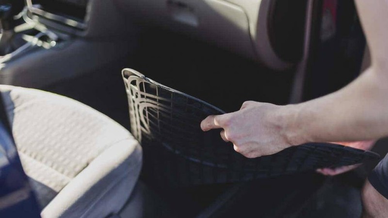 Ngửi mùi trong xe và nhìn vào thảm sàn để nhận biết xe đã từng bị thủy kích hay chưa Ngửi mùi trong xe và nhìn vào thảm sàn để nhận biết xe đã từng bị thủy kích hay chưa