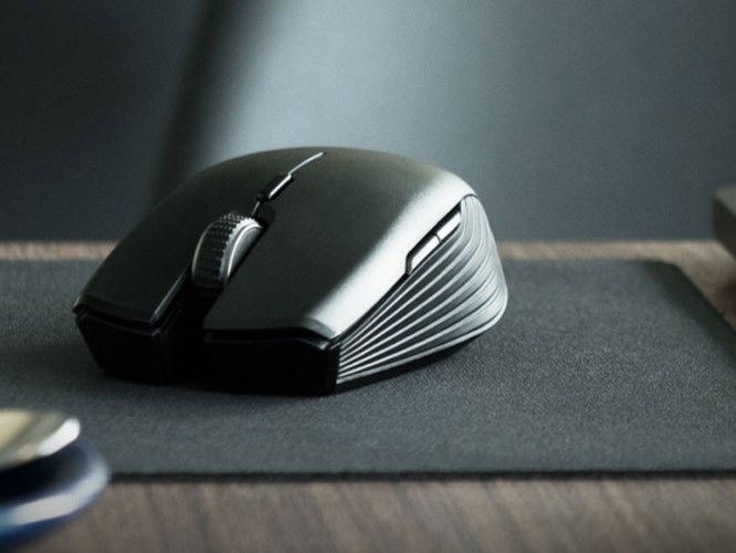 Một trong những nguyên nhân khiến chuột không dây không hoạt động chính là bề mặt nơi nó được đặt lên. Hãy đảm bảo rằng bề mặt này mượt, phẳng và không phản quang. Tốt nhất là bạn nên dùng kèm một miếng lót màu tối (to hay nhỏ thì tùy sở thích của bạn), như vậy sẽ đảm bảo được độ chính xác của chuột khi di chuyển. Một trong những nguyên nhân khiến chuột không dây không hoạt động chính là bề mặt nơi nó được đặt lên. Hãy đảm bảo rằng bề mặt này mượt, phẳng và không phản quang. Tốt nhất là bạn nên dùng kèm một miếng lót màu tối (to hay nhỏ thì tùy sở thích của bạn), như vậy sẽ đảm bảo được độ chính xác của chuột khi di chuyển.