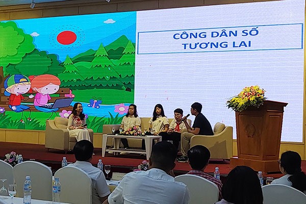 Với mong muốn lắng nghe ý kiến của chính trẻ em, hội thảo đã dành hẳn một phiên thảo luận “Công dân số tương lai” để các học sinh chia sẻ về nhu cầu học tập, giải trí và được bảo vệ trên môi trường mạng (Ảnh: Vân Anh) Với mong muốn lắng nghe ý kiến của chính trẻ em, hội thảo đã dành hẳn một phiên thảo luận “Công dân số tương lai” để các học sinh chia sẻ về nhu cầu học tập, giải trí và được bảo vệ trên môi trường mạng (Ảnh: Vân Anh)