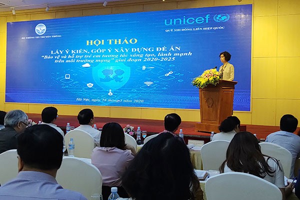 Theo Phó trưởng đại diện UNICEF tại Việt Nam Lesley Miller, hội thảo đánh dấu sự khởi đầu cho mối quan hệ đối tác mới giữa Bộ TT&TT và UNICEF để kết nối trẻ em Việt Nam với thế giới thông tin, giúp các em có thể sử dụng Internet một cách an toàn hơn (Ảnh: Vân Anh) Bà Lesley Miller, Phó Trưởng đại diện UNICEF tại Việt Nam cũng cho rằng, bên cạnh những cơ hội, Internet, CNTT cũng đang đưa đến nhiều những thách thức, mặt trái. Các nền tảng mạng tạo ra cách mạng với cuộc sống của trẻ em, song đồng thời cũng mang lại những lạm dụng và khai thác trẻ em kinh khủng nhất.  Minh chứng cho đánh giá của mình, bà Lesley Miller thông tin, trên toàn thế giới, vào bất kỳ thời điểm nào trong ngày, luôn có 750.000 kẻ rình mò tình dục trẻ em trực tuyến. Số hình ảnh xâm phạm tình dục trẻ em được tải lên trên Internet mỗi ngày cũng đạt con số gần tương tự, trong đó có trẻ em dưới 2 tuổi.  “Là cha mẹ, tôi thấy điều này thực sự đáng sợ. Là Phó trưởng UNICEF Việt Nam, tôi thấy rất đáng lo ngại. Và tôi nhấn mạnh tất cả chúng ta – cần hành động cấp bách”, bà Lesley Miller chia sẻ.  Tại Việt Nam, bà Lesley Miller nhận định, lạm dụng và bóc lột trẻ em đang ngày càng gia tăng: “Tôi không thể cung cấp cho các bạn một con số chính xác bởi vì chưa có đủ dữ liệu - và chúng tôi phải khắc phục điều đó - nhưng con số là đang gia tăng”.  “Bộ kỹ năng số” là giải pháp quan trọng của Đề án bảo vệ trẻ em  Thứ trưởng Nguyễn Thành Hưng cho biết, thực hiện Chương trình công tác năm 2020 của Chính phủ, Thủ tướng Chính phủ, Bộ TT&TT đang chủ trì, phối hợp với các Bộ: LĐTB&XH, GD&ĐT, Công an và các cơ quan liên quan xây dựng Đề án “Bảo vệ và hỗ trợ trẻ em tương tác lành mạnh, sáng tạo trên môi trường mạng” giai đoạn 2020-2025.  Đề án được xây dựng nhằm hai mục đích: Bảo vệ trẻ em trên môi trường mạng - Bảo vệ bí mật cá nhân, đời sống riêng tư và các quyền khác của trẻ em khi trẻ em tiếp cận thông tin, tham gia các hoạt động trên môi trường mạng; Hỗ trợ trẻ em tương tác lành mạnh, sáng tạo trên không gian mạng, thông qua việc kêu gọi các doanh nghiệp công nghệ chung tay tham gia phát triển các ứng dụng, sản xuất các nội dung bổ ích giúp trẻ em tương tác lành mạnh, sáng tạo trên môi trường mạng.  “Ý thức được đây là vấn đề quan trọng có tính liên ngành cao, Bộ TT&TT đã thành lập Ban Soạn thảo và Tổ Biên tập xây dựng Đề án với thành phần tham gia là các bộ, ngành, cơ quan liên quan của hệ thống chính trị”, Thứ trưởng cho hay.  Theo đại diện Cục An toàn thông tin (Bộ TT&TT), để giải quyết những tồn tại hiện có, dự thảo Đề án đã đề xuất những giải pháp đột phá hơn. Theo đó, việc triển khai ứng dụng công nghệ được coi là trọng tâm. Đề án hình thành các nền tảng phân tích dữ liệu lớn, ứng dụng trí tuệ nhân tạo để phát hiện, cảnh báo nội dung gây nguy hại, xâm phạm đến trẻ em, quyền trẻ em trên môi trường mạng.  Đáng chú ý, “Bộ kỹ năng số” được đề xuất với  mục tiêu trang bị cho trẻ những kỹ năng tương tác an toàn trên môi trường mạng, chủ động bảo vệ bản thân khỏi những nguy cơ có hại. Đồng thời, giải pháp về xây dựng nội dung bổ ích, thú vị được đề xuất nhằm xây dựng môi trường Internet lành mạnh, thu hút trẻ em cho những hoạt động tích cực.  Song song với việc ứng dụng công nghệ, Đề án tiếp tục các giải pháp truyền thống gồm có: hoàn thiện hành lang pháp lý giải quyết các tồn tại trong cơ chế chính sách bảo vệ trẻ em trên môi trường mạng; giáo dục tuyên truyền, nâng cao nhận thức...  Trao đổi tại hội thảo, bà Hoàng Thị Hoa, Phó Chủ nhiệm Ủy ban Văn hóa, Giáo dục, Thanh niên, Thiếu niên và Nhi đồng của Quốc hội đề nghị, Ban soạn thảo Đề án cần chắt lọc, đưa vào Đề án các nội dung quan trọng trong Chỉ thị 23 ngày 26/5/2020 của Thủ tướng Chính phủ về tăng cường các giải pháp bảo đảm thực hiện quyền trẻ em và bảo vệ trẻ em; cũng như những đề xuất, kiến nghị của các đại biểu Quốc hội tại phiên họp về giám sát tối cao việc thực hiện chính sách, pháp luật về phòng, chống xâm hại trẻ em ngày 27/5/2020.   Từ kinh nghiệm của UNICEF, bà Lesley Miller chỉ rõ, trẻ em phải là trung tâm của các giải pháp. Trong bối cảnh nhiều trẻ em Việt Nam kết nối mạng, các em cần phải biết cách tự bảo vệ mình và không bị lạm dụng bởi các bạn đồng trang lứa.  Vị đại diện UNICEF tại Việt Nam cũng nhấn mạnh, Chính phủ các nước không thể tự giải quyết riêng việc này mà cần có sự phối hợp hoạt động. Trong khuôn khổ mỗi nước, cũng cần có sự hợp tác giữa Chính phủ, khu vực tư nhân và các tổ chức xã hội dân sự trong vấn đề bảo vệ trẻ em trước các mối nguy hiểm trên mạng.