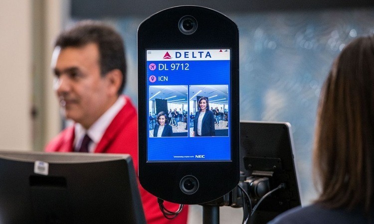 Hệ thống nhận diện khuôn mặt tại một sân bay ở Mỹ. Ảnh: WSJ. Hệ thống nhận diện khuôn mặt tại một sân bay ở Mỹ. Ảnh: WSJ.