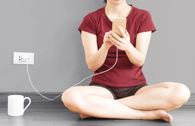 Sử dụng smartphone khi đang cắm sạc là một thói quen nguy hiểm nhưng không ít người đang mắc phải Sử dụng smartphone khi đang cắm sạc là một thói quen nguy hiểm nhưng không ít người đang mắc phải