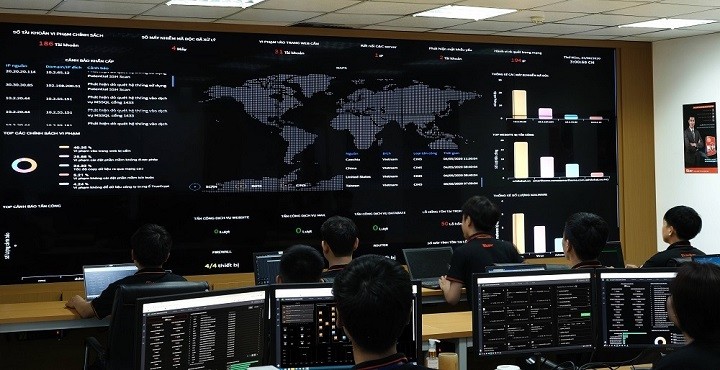 Các nhà nghiên cứu Bkav đang theo dõi tình hình an ninh mạng trên màn hình trực tuyến. Các nhà nghiên cứu Bkav đang theo dõi tình hình an ninh mạng trên màn hình trực tuyến.