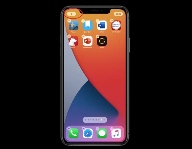 Trước hết bạn hãy bấm giữ vào khoảng trống trên một trang màn hình chính bất kỳ. Khi các biểu tượng ứng dụng bắt đầu rung rinh thì hãy bấm dấu + ở góc trên bên trái.