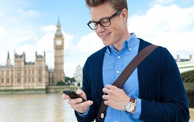 Khắc phục lỗi sóng di động Nếu điện thoại bạn bỗng nhiên mất sóng không rõ lý do, phương pháp xử lý đơn giản và nhanh gọn, đó là tắt biểu tượng máy bay để reset lại sóng di động. Với cách xử lý này, bạn cũng có thể áp dụng khi sóng 3G của bạn đột dưng bị đơ, chỉ cần bật tính năng Airplane Mode, sau đó chờ vài giây rồi tắt chế độ này đi là có thể hoạt động lại ổn định. An toàn hơn khi đưa điện thoại cho trẻ nhỏ sử dụng