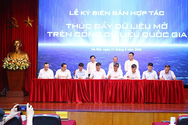 Đại diện các đơn vị thuộc: Bộ TT&TT, Bộ TN&MT, Bộ KH&CN, Bộ Y tế, Bộ GD&ĐT, Bảo hiểm xã hội Việt Nam, Đại học Quốc gia Hà Nội và VietnamPost ký biên bản phối hợp thúc đẩy dữ liệu mở trên Cổng Data.gov.vn. Đại diện các đơn vị thuộc: Bộ TT&TT, Bộ TN&MT, Bộ KH&CN, Bộ Y tế, Bộ GD&ĐT, Bảo hiểm xã hội Việt Nam, Đại học Quốc gia Hà Nội và VietnamPost ký biên bản phối hợp thúc đẩy dữ liệu mở trên Cổng Data.gov.vn.