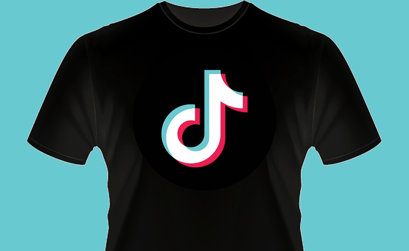 Nền tảng thương mại điện tử Teespring sẽ kết hợp với TikTok, cho phép các nhà sáng tạo nội dung của TikTok tự thiết kế sản phẩm để bán cho người theo dõi. Đây là lần đầu tiên tác giả TikTok được bán hàng trực tiếp trong ứng dụng.  Nhóm Teespring vẫn đang nghiên cứu các phương án tích hợp trong TikTok và cách hiển thị sản phẩm. Trên YouTube, gian hàng của Teespring sẽ xuất hiện ngay bên dưới video của tác giả. Bố cục của YouTube giúp việc kết hợp dễ dàng hơn so với TikTok. Mục tiêu của Teespring và TikTok là tạo ra chức năng mua sắm hoàn chỉnh bên trong TikTok.  Hiện tại, 7.000 tác giả TikTok tại Mỹ được truy cập bản thử nghiệm. Họ có thể thiết kế và tạo mẫu từ 180 sản phẩm khác nhau cũng như tự tạo ra mặt hàng độc đáo. Ngoài quần áo, sẽ có thêm sản phẩm như ván trượt. Dựa trên xu hướng hiện tại, các mặt hàng này được dự đoán sẽ bán chạy hơn cả trang phục vào năm sau.  Cho phép nhà sáng tạo nội dung kiếm tiền từ TikTok là mong muốn của nhiều người. TikTok tương đồng với Instagram về phương diện kiếm tiềm hơn là YouTube. Họ có thể ký hợp tác với các thương hiệu để đăng bài tài trợ. Tuy nhiên, quy mô không thể so với Google AdSense, chương trình cho phép tác giả YouTube được trả một phần từ doanh thu quảng cáo của video. TikTok mới đây thông báo mở quỹ 200 triệu USD để giúp mọi người có kế sinh nhai thông qua nền tảng. Với mọi người, bán hàng thường là một trong các giải pháp tốt nhất để tác giả kiếm tiền từ tầm ảnh hưởng của họ. Theo Teespring, trong 2 năm qua, họ đã trả hơn 80 triệu USD cho các tác giả.  Màn kết hợp giữa TikTok và Teespring dự kiến ra mắt vào tháng 9. Ngoài 7.000 người nói trên, nhiều tác giả đang xếp hàng chờ tới lượt. Teespring hi vọng cuối cùng ai cũng có thể bán hàng trên TikTok.  Du Lam