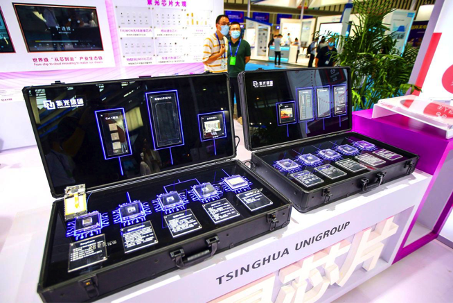 Chip do Tsinghua Unigroup sản xuất được trưng bày tại Hội nghị Bán dẫn Thế giới 2020. Ảnh: AFP. Chip do Tsinghua Unigroup sản xuất được trưng bày tại Hội nghị Bán dẫn Thế giới 2020. Ảnh: AFP.