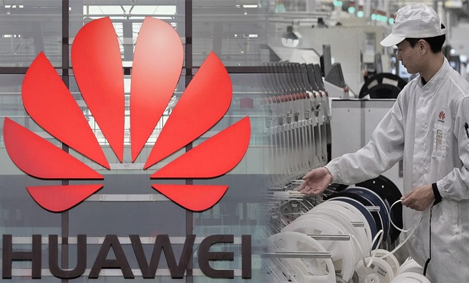 Nhân viên làm việc trên dây chuyền sản xuất điện thoại di động Huawei ở Đông Hoản, Trung Quốc. Cuộc đàn áp của Mỹ đã chặn đứng công ty khỏi nhiều nhà cung cấp chính. Ảnh: Reuters Nhân viên làm việc trên dây chuyền sản xuất điện thoại di động Huawei ở Đông Hoản, Trung Quốc. Cuộc đàn áp của Mỹ đã chặn đứng công ty khỏi nhiều nhà cung cấp chính. Ảnh: Reuters