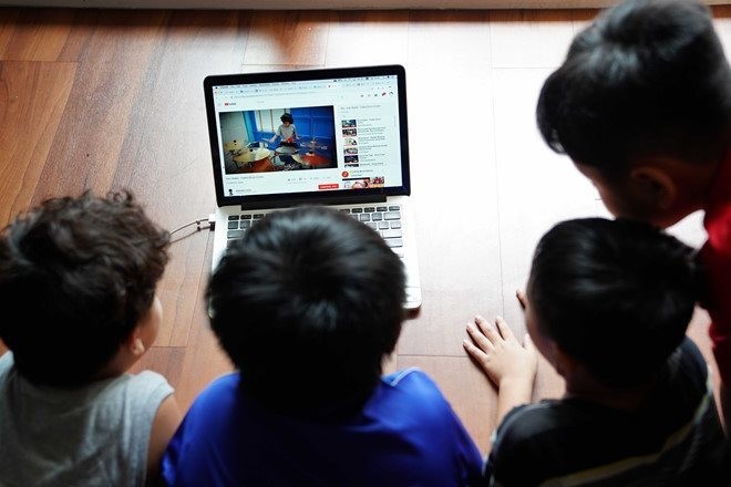 Trong dự thảo Đề án “Bảo vệ và hỗ trợ trẻ em tương tác lành mạnh, sáng tạo trên môi trường mạng” giai đoạn 2020 - 2025, Bộ TT&TT xác định trang bị "bộ kỹ năng số" là một giải pháp quan trọng (Ảnh minh họa) Trong dự thảo Đề án “Bảo vệ và hỗ trợ trẻ em tương tác lành mạnh, sáng tạo trên môi trường mạng” giai đoạn 2020 - 2025, Bộ TT&TT xác định trang bị