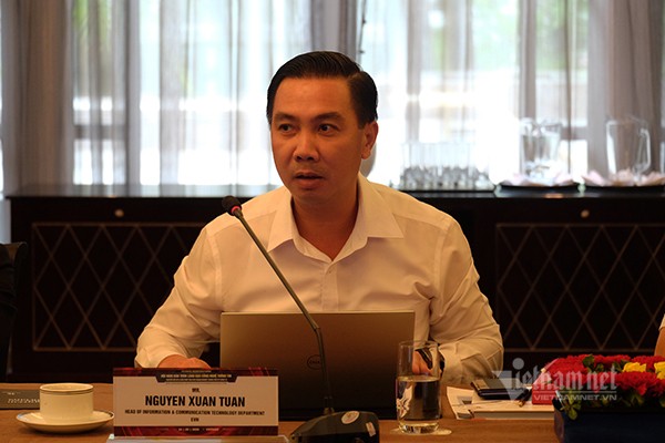Ông Nguyễn Xuân Tuấn - Trưởng ban Viễn thông và CNTT tập đoàn Điện lực Việt Nam (EVN) chia sẻ những khó khăn về công tác tài chính khi đầu tư cho CNTT. Ảnh: Trọng Đạt
