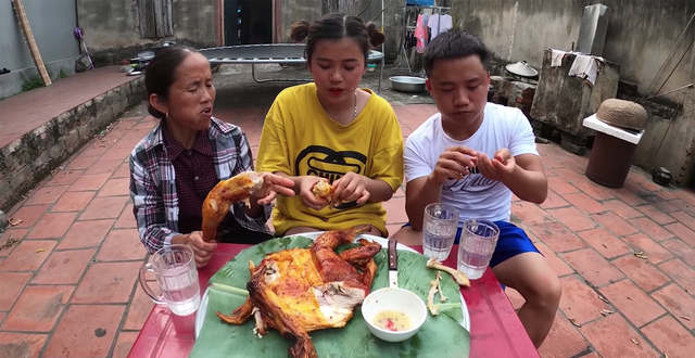 Các con của bà Tân đều sở hữu kênh YouTube riêng. Các con của bà Tân đều sở hữu kênh YouTube riêng.