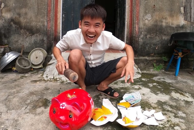 Hưng Vlog liên tiếp bị cơ quan chức năng xử phạt về hành vi cung cấp, chia sẻ thông tin không phù hợp thuần phong mỹ tục của dân tộc. Ảnh cắt từ clip. Hưng Vlog liên tiếp bị cơ quan chức năng xử phạt về hành vi cung cấp, chia sẻ thông tin không phù hợp thuần phong mỹ tục của dân tộc. Ảnh cắt từ clip.