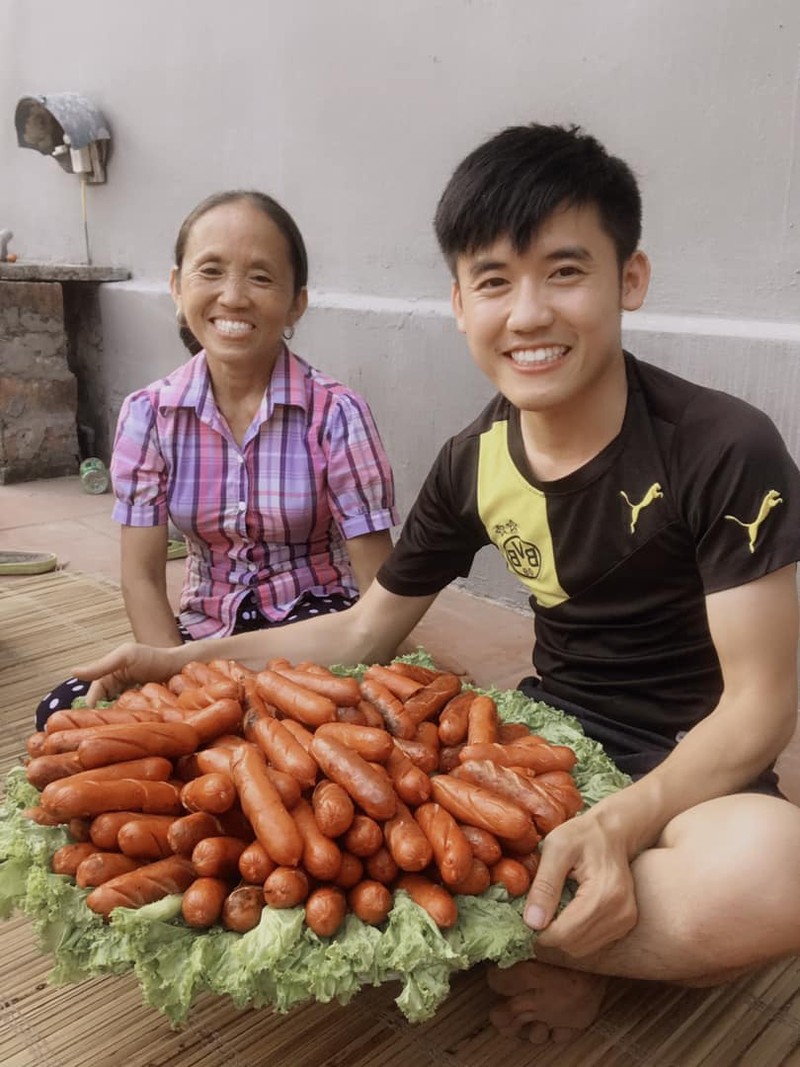 Hưng Vlog là người đứng sau sản xuất video cho kênh của mẹ. Ảnh: FBNV. Hưng Vlog là người đứng sau sản xuất video cho kênh của mẹ. Ảnh: FBNV.