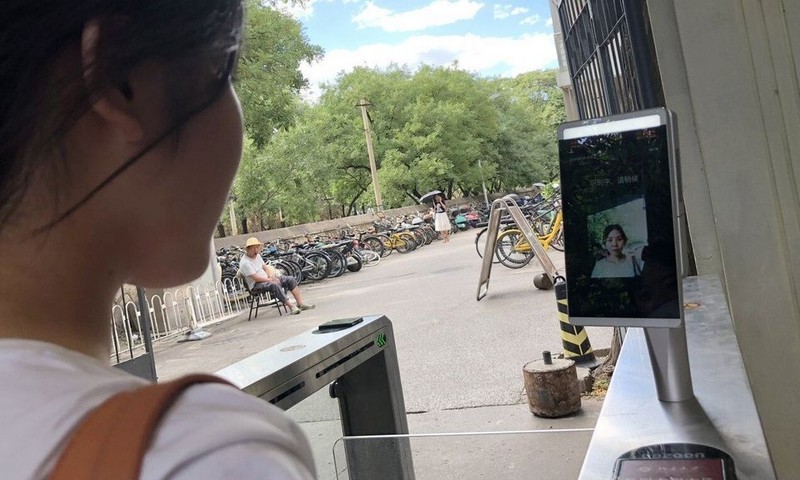 Cổng ra vào ký túc xá dùng công nghệ nhận diện khuôn mặt của Đại học Bắc Kinh. Ảnh: SCMP. Cổng ra vào ký túc xá dùng công nghệ nhận diện khuôn mặt của Đại học Bắc Kinh. Ảnh: SCMP.