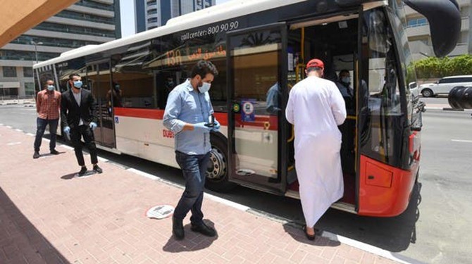 Một chiếc xe bus tại Dubai đang đón khách. Ảnh: Al Arabiya. Một chiếc xe bus tại Dubai đang đón khách. Ảnh: Al Arabiya.