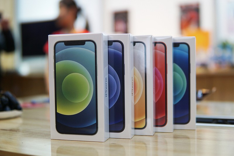 Giá iPhone 12 xách tay ngang với giá chính hãng dự kiến. Giá iPhone 12 xách tay ngang với giá chính hãng dự kiến.