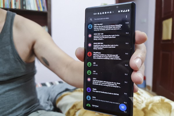 Dù đã đăng ký vào Danh sách không quảng cáo, nhiều người dùng di động vẫn nhẫn được tin nhắn rác từ cả nhà mạng và các số máy không rõ thông tin. Ảnh: Trọng Đạt Dù đã đăng ký vào Danh sách không quảng cáo, nhiều người dùng di động vẫn nhẫn được tin nhắn rác từ cả nhà mạng và các số máy không rõ thông tin. Ảnh: Trọng Đạt
