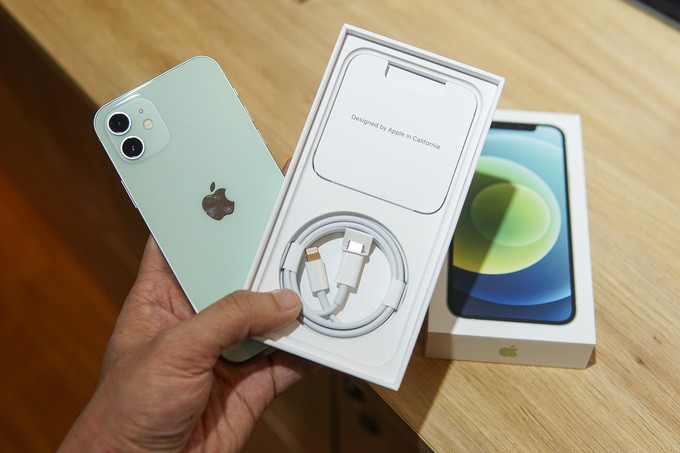 iPhone 12 không kèm củ sạc theo hộp máy. Ảnh: Lưu Quý iPhone 12 không kèm củ sạc theo hộp máy. Ảnh: Lưu Quý