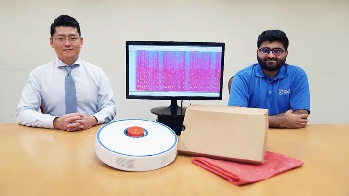 Phó giáo sư Han và Sriram Sami cùng con robot hút bụi họ dùng để thử nghiệm Phó giáo sư Han và Sriram Sami cùng con robot hút bụi họ dùng để thử nghiệm