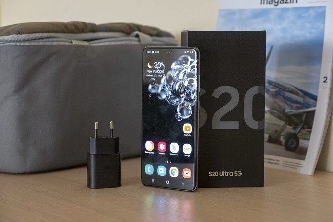 Galaxy S20 vẫn bán kèm sạc và tai nghe được tinh chỉnh âm thanh bởi AKG. Ảnh: Phonearena.