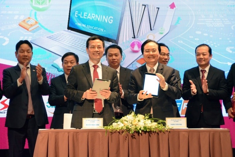 Bộ trưởng Nguyễn Mạnh Hùng và Bộ trưởng Phùng Xuân Nhạ tại hội thảo chuyển đổi số trong Giáo dục - Đào tạo tại Hà Nội sáng 9/12 Bộ trưởng Nguyễn Mạnh Hùng và Bộ trưởng Phùng Xuân Nhạ tại hội thảo chuyển đổi số trong Giáo dục - Đào tạo tại Hà Nội sáng 9/12