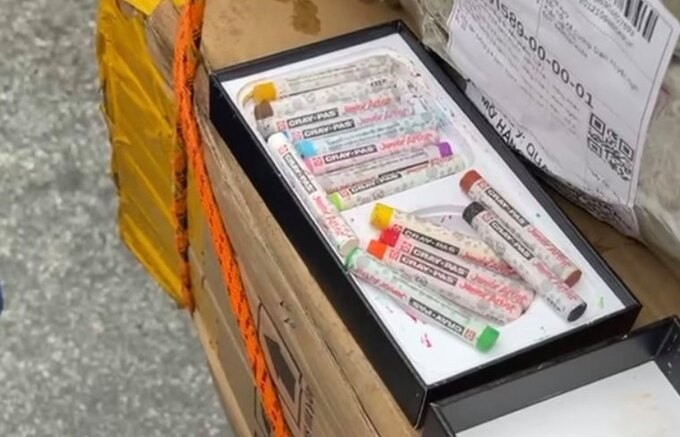 iPhone 12 Pro Max bị tráo thành hộp bút màu ở Hà Tĩnh. Ảnh: Di Động Việt cung cấp.